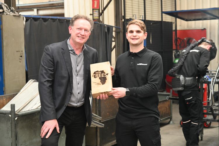 Paul Belgers en Matjeu van Kasteren van Matador nemen de Newtrees-plaquette in ontvangst